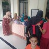 Warga Puri Asri 1 saat menerima obat yang dibagikan gratis.